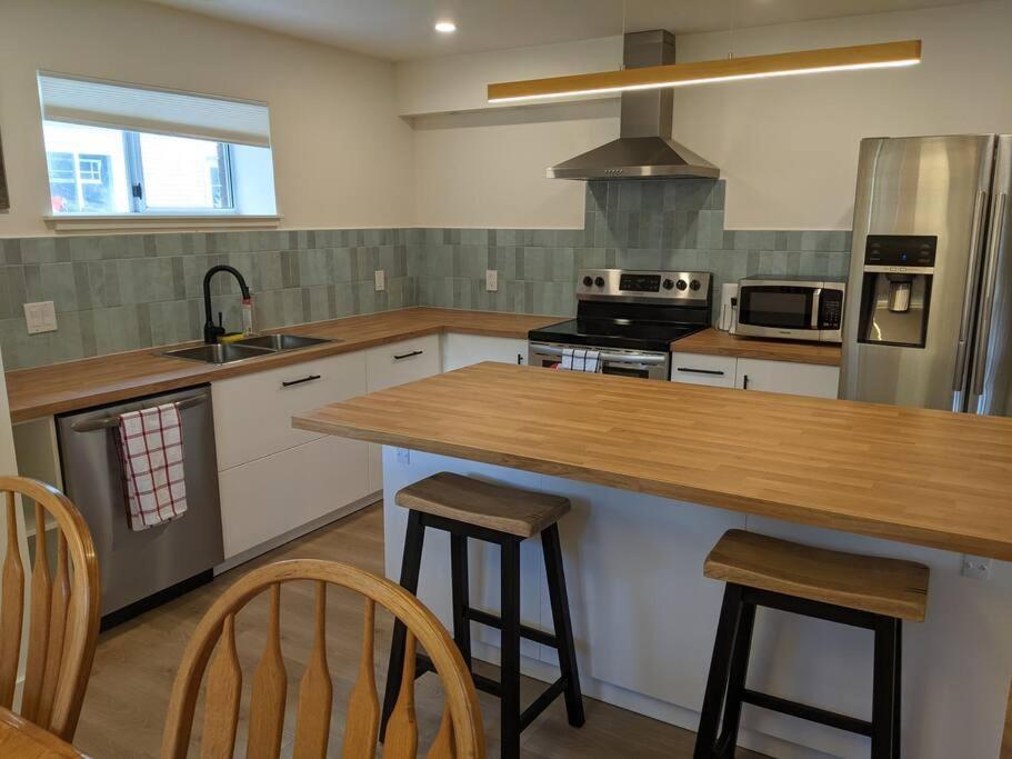 Bright Modern 1Br Suite In Sooke Village Core Exterior photo